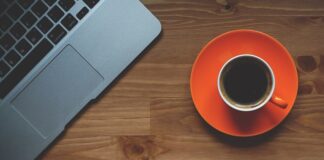 Czego nie powinno się robić przy stole?